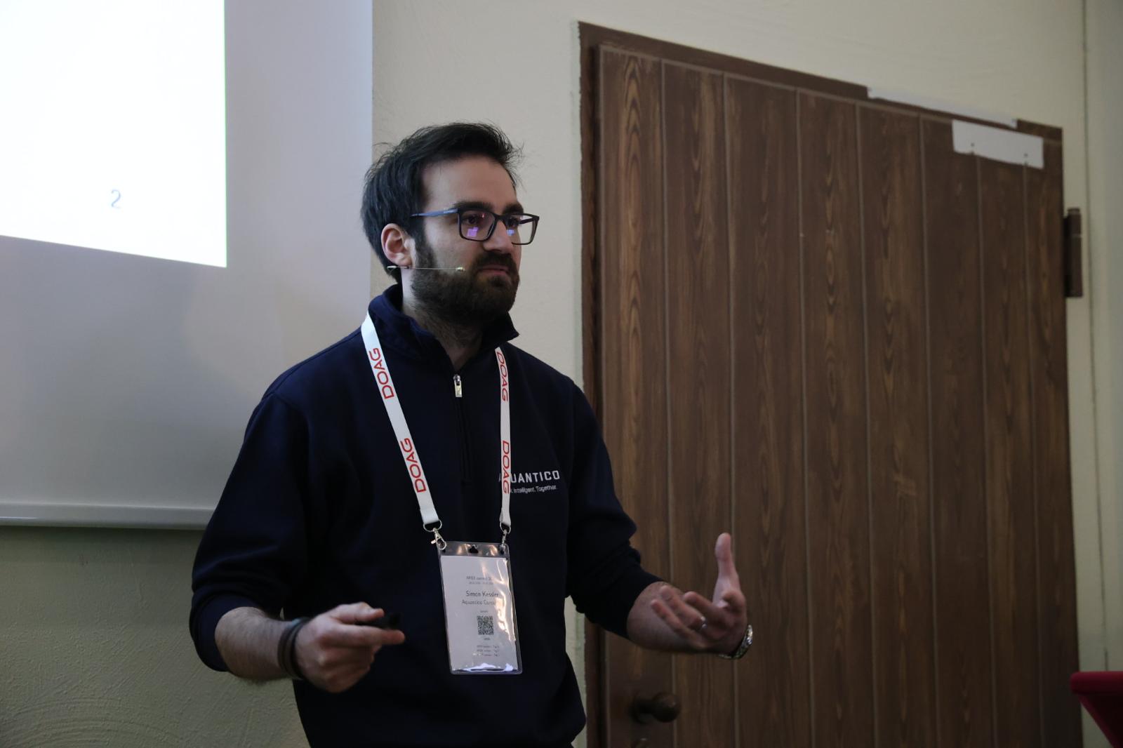 Simon hält einen Vortrag auf der APEX Connect
