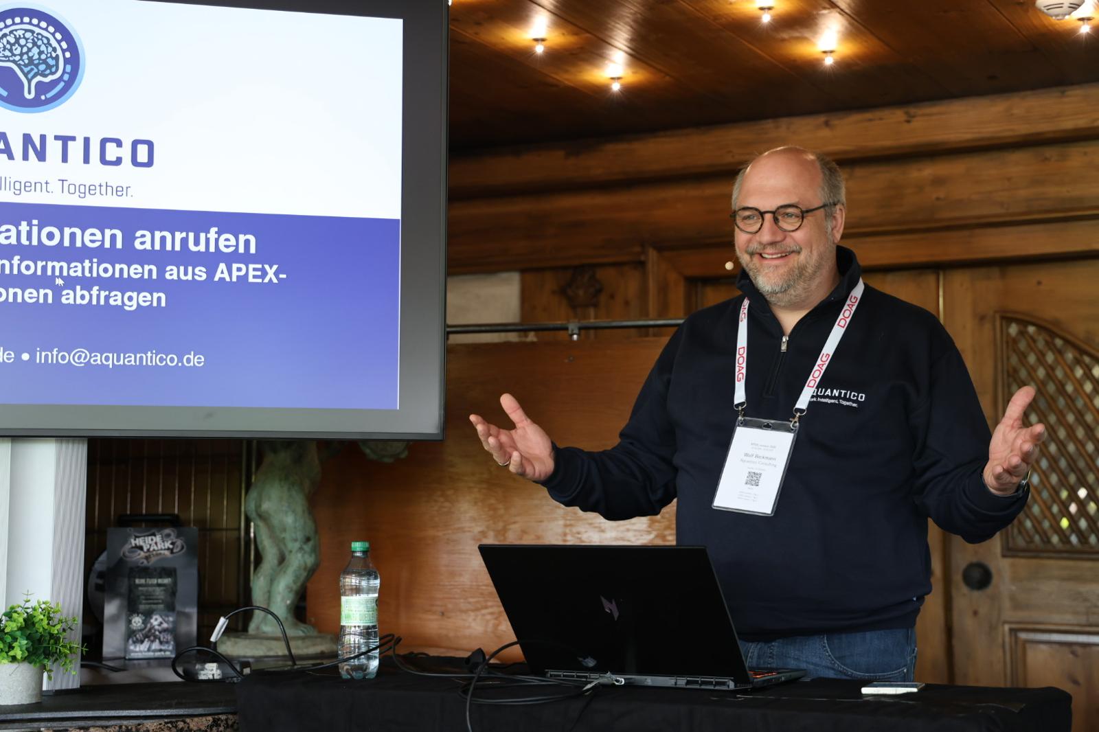 Wolf hält einen Vortrag auf der APEX Connect